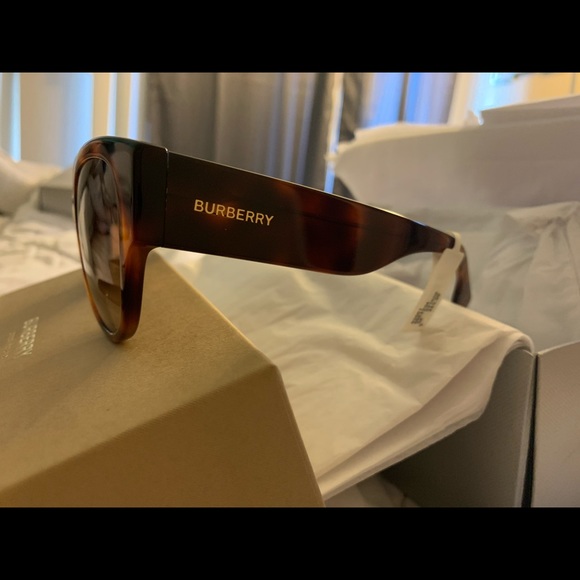 NEW BURBERRY SUNGLASSES - Picture 2 of 2